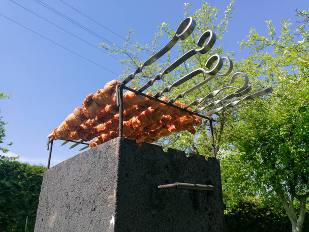 Саслыкай или шашлык гриль на гриле барбекю на древесном угле. Традиционное литовское летнее блюдо, приготовленное на гриле в саду
 - Фото, изображение