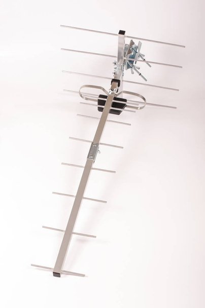 Antena de radiofrequência tipo Yagi Uda para telecomunicação isolada no fundo branco
 - Foto, Imagem