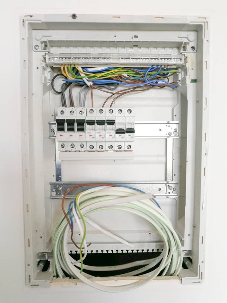 Interruptores eléctricos de seguridad y cableado dentro del panel eléctrico
 - Foto, imagen