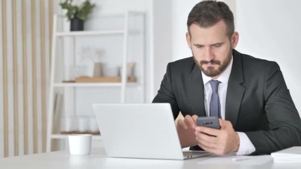 Businessman Using Smartphone for Online Financial Trading - Кадри, відео