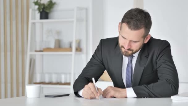 Businessman Writting Documents in Office - Video, Çekim