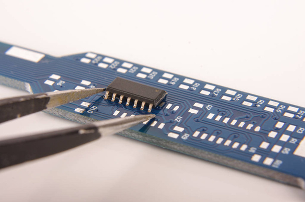 Piccolo circuito integrato elettronico IC su circuito stampato vuoto pronto per l'assemblaggio manuale
 - Foto, immagini