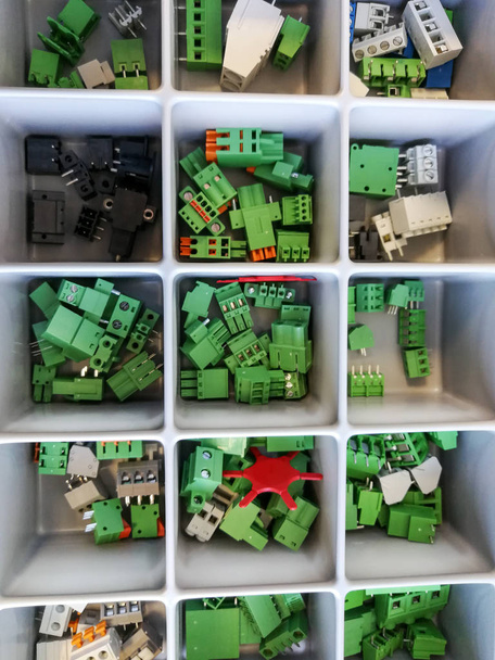 Molti componenti elettronici connettori elettrici nel vassoio
 - Foto, immagini
