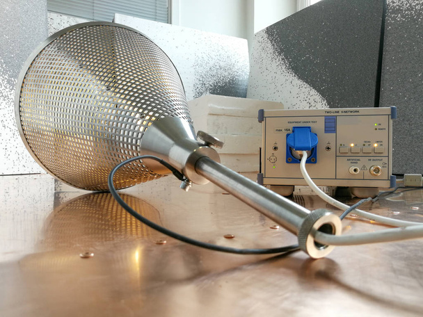Sonderausrüstung für Leuchtstofflampen-EMC-Tests gemäß der Norm Cispr 15 - Foto, Bild
