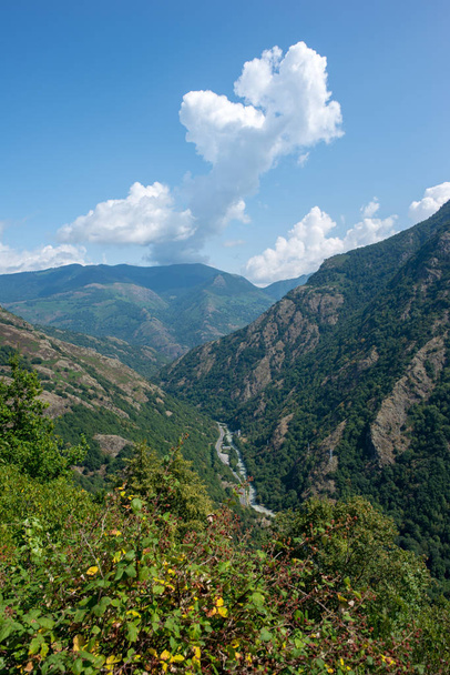 Route à travers la montagne dans la vallée d'Aran, Espagne
 - Photo, image