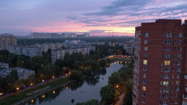 Zona urbana residencial de la ciudad de Moscú. Buenas noches, cielo hermoso.
 - Metraje, vídeo