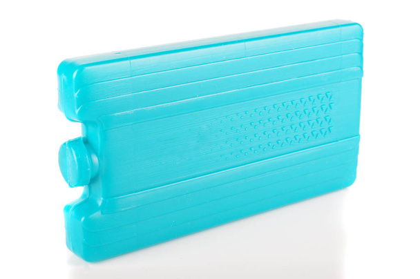 Blauw plastic diepvries element met gel voor het koel houden van voedsel in koelzak geïsoleerd op de witte achtergrond - Foto, afbeelding