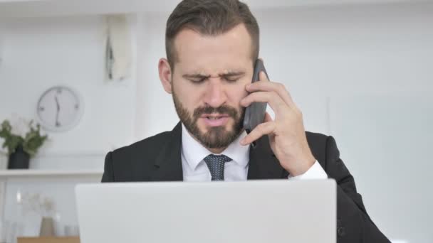 Angry Businessman Yelling on Phone, Business Loss - Video, Çekim