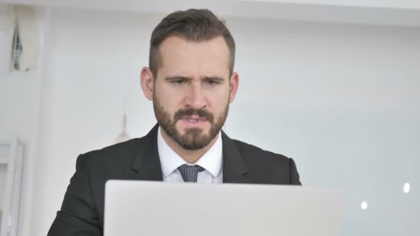 Frustrated Screaming Businessman Going Crazy at Work - Video, Çekim