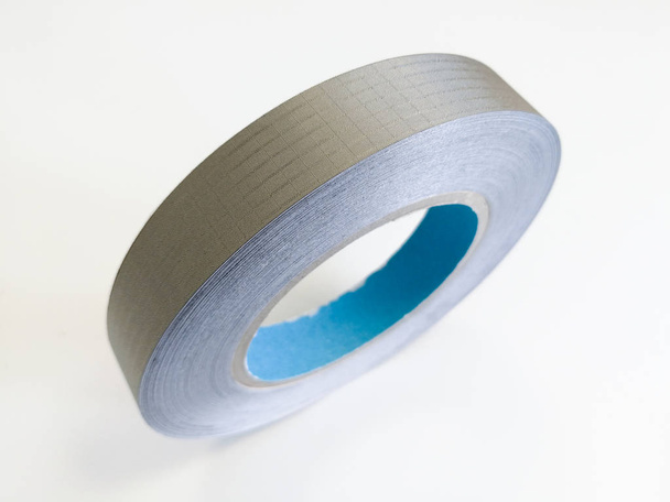 Vodivé textilní páska pro snížení emisí elektromagnetického stínění Emi izolovaných na bílém pozadí - Fotografie, Obrázek