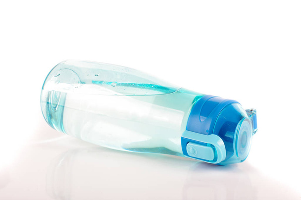 Botella de agua de plástico llena de agua aislada en el fondo blanco
 - Foto, imagen