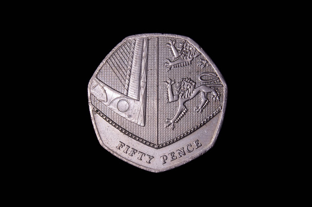 Αναμνηστικό 50 πενών κέρμα Ηνωμένο Βασίλειο απομονώνονται σε μαύρο φόντο - Φωτογραφία, εικόνα