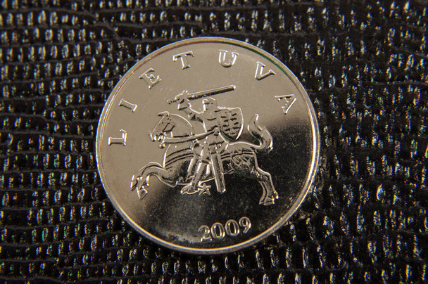 Litauische Münzen aus Metall auf dunklem Hintergrund - Foto, Bild