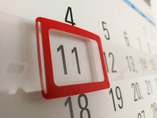 11º día marcado con marcador rojo en el calendario de la pared de la oficina
 - Foto, Imagen