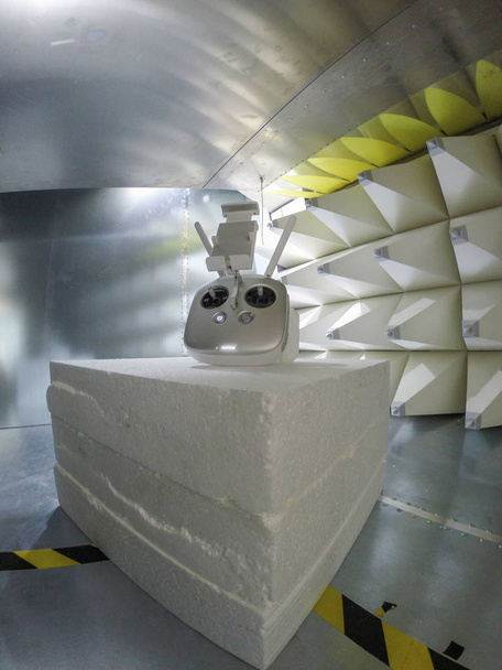 Drone kompatybilności elektromagnetycznej bezprzewodowy kontroler testów wewnątrz komora GTEM - Zdjęcie, obraz