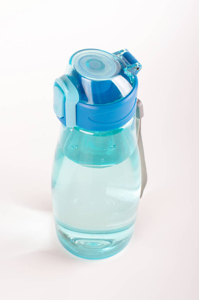 Beyaz arka plan üzerinde izole su plastik su şişesi dolu - Fotoğraf, Görsel