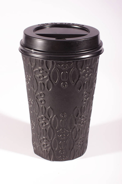 Taza de café de papel negro con tapa de plástico
 - Foto, Imagen
