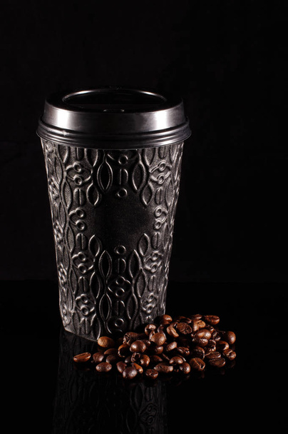 Czarny papier kawy kubek z pokrywką z tworzywa sztucznego - Zdjęcie, obraz