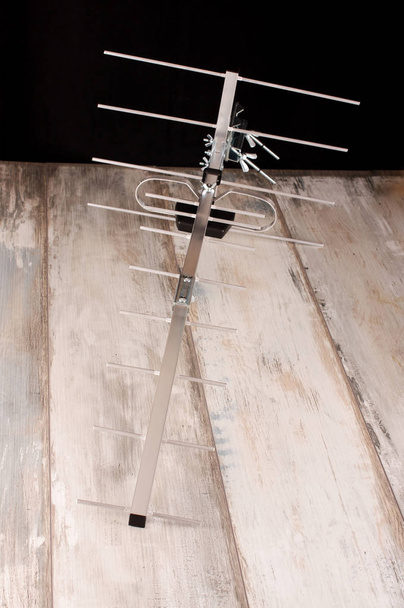 Antena de radiofrequência tipo Yagi Uda para telecomunicação isolada no fundo de madeira
 - Foto, Imagem