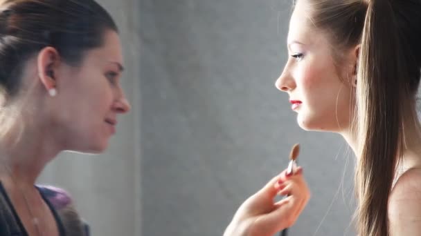 Beauté femme ayant son maquillage par styliste
 - Séquence, vidéo