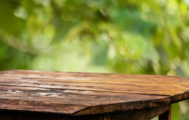 Mesa de madera vacía con fondo natural borroso
 - Foto, imagen