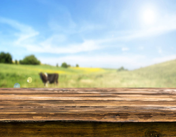 Lege houten tafel met onscherpe natuurlijke achtergrond - Foto, afbeelding