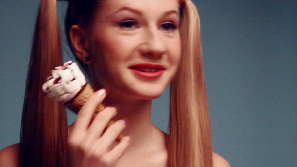 krásy dívka s icecream - Záběry, video
