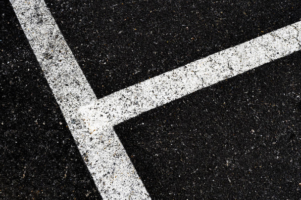 Cinza com ângulo de linha branca na estrada e pequena rocha, vista de ângulo alto linha branca suja na superfície do asfalto velho no campo, vista superior
 - Foto, Imagem