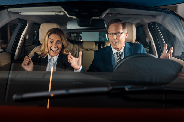 happy business couple sitting in new car - Foto, afbeelding