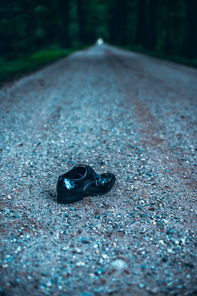 Χαμένο παπούτσι δρόμο στο σκοτεινό δάσος. - Φωτογραφία, εικόνα