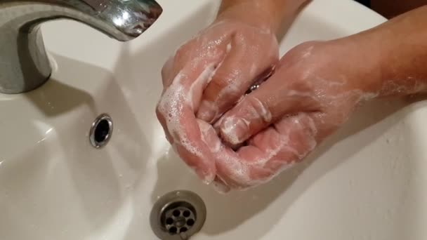 férfi kezet mosni szappannal, lassú mozgás - Felvétel, videó