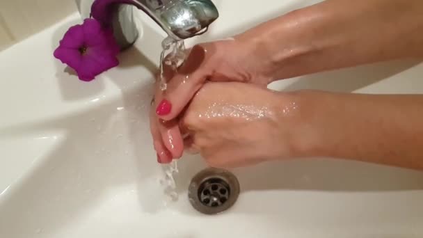 Weibliche Hände waschen Seife, Zeitlupe - Filmmaterial, Video
