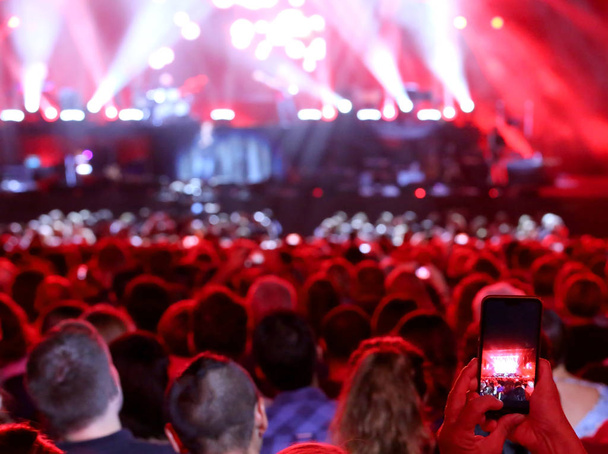 ステージと多くの人々 でのライブ コンサートでの観客のライト - 写真・画像
