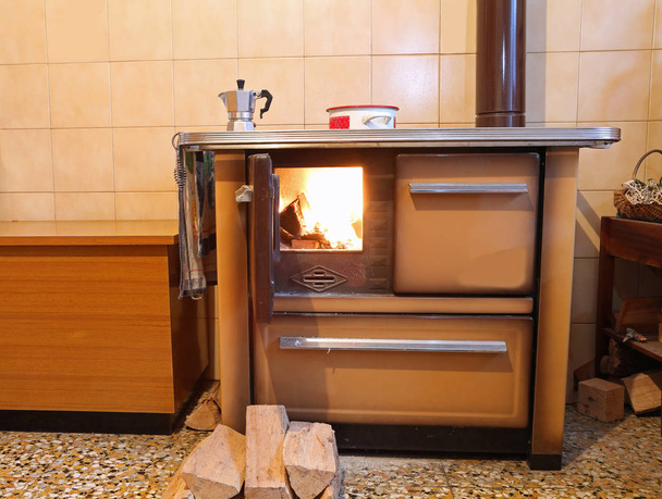 fuego rojo encendido en una estufa con una moca encima
 - Foto, Imagen
