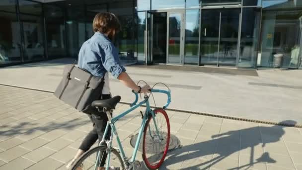 Man Comes to Work by Bike - 映像、動画