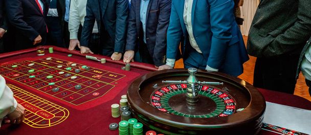 Ομάδα ανθρώπων σχετικά με το καζίνο ρουλέτα παίζουν - Φωτογραφία, εικόνα