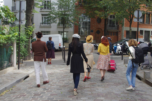 Un groupe de touristes se promène rue de Montmartre à Paris
 - Photo, image