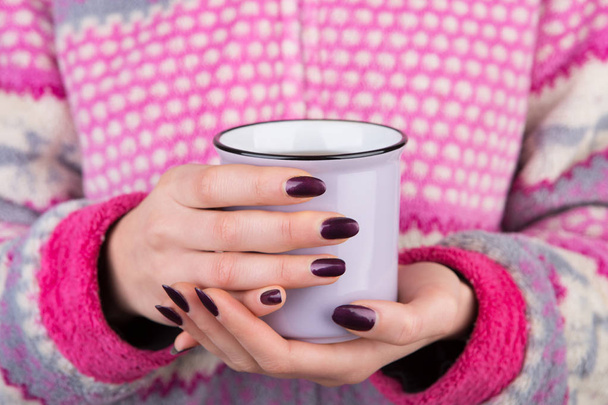 Woman in cozy sweater holding a cup of tea - Zdjęcie, obraz