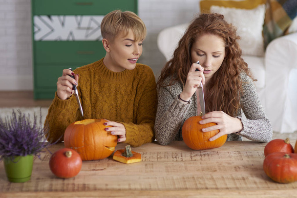 Meisjes maken van decoraties voor Halloween - Foto, afbeelding