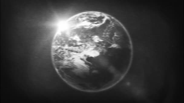 Dünya gezegeni üzerinde Retro siyah beyaz Tv filtresi / animasyon gerçekçi eski siyah beyaz tv doku filtresi dünya gezegen yüzeyinde ile döner - Video, Çekim