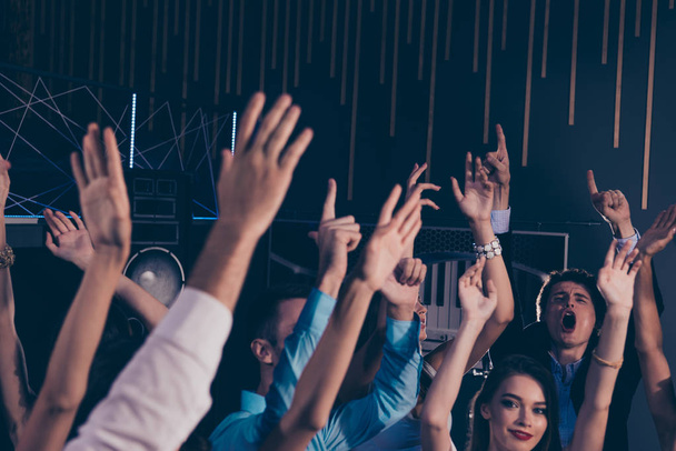 Весела схвильована радісна аудиторія з піднятими руками на музичному святі
 - Фото, зображення