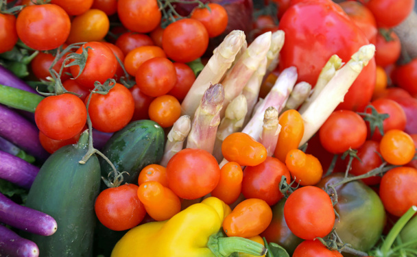 Satılık daha organik sebze ve kuşkonmaz domates - Fotoğraf, Görsel