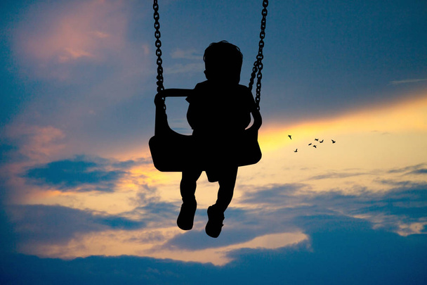 child plays on the swing - Foto, Bild