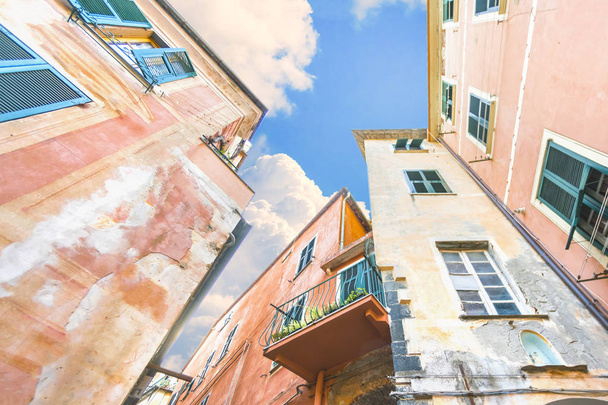 Old houses on the streets of Italy, view from the bottom up - Foto, Bild