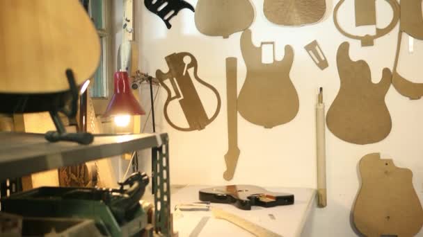 στο εσωτερικό η θέα του εργαστηρίου κιθάρα με μουσικά όργανα και εργαλεία - Πλάνα, βίντεο