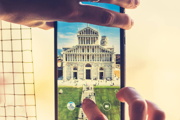 Mujer hace la foto Torre Inclinada de Pisa
 - Foto, imagen