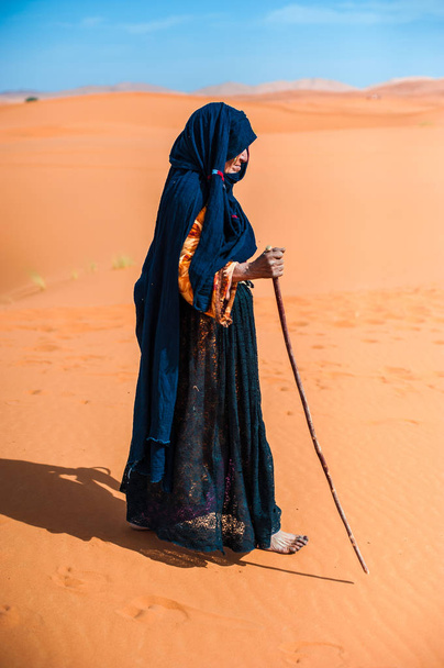 berber öregasszony gyalogos egyedül egy homokdűne, Merzouga, Marokkó - Fotó, kép