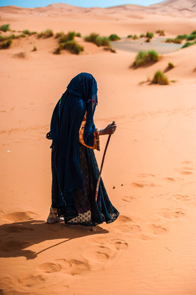 berber öregasszony gyalogos egyedül egy homokdűne, Merzouga, Marokkó - Fotó, kép