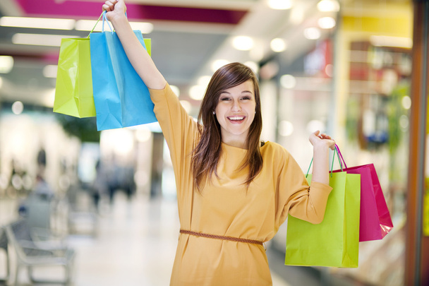 Fiatal nő bevásárló táskával - Fotó, kép