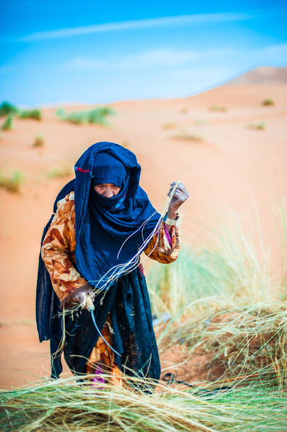 Régi berber asszony munka egyedül egy homokdűne, Merzouga, Marokkó - Fotó, kép